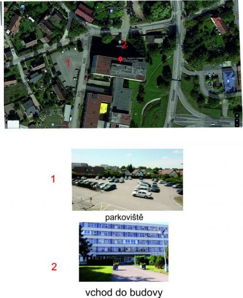 Obrázek parkoviště a vchodu do budovy.