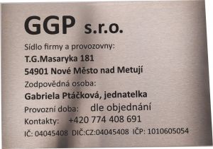 Nerezová cedule A4 s gravírováním - černé provedení, text zarovnaný doleva.