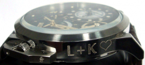 Gravírování věnování na hodinky - boční strana hodinek