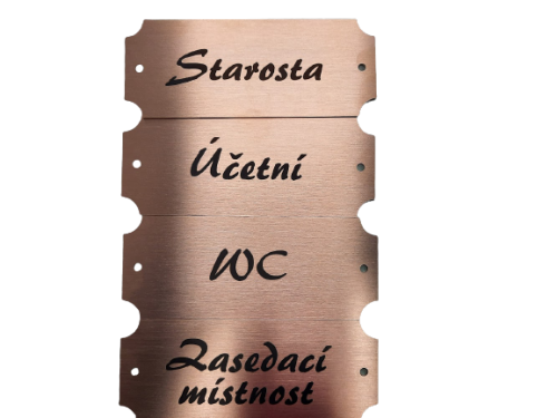 Mosazný štítek s gravírováním textu Mosazný štítek s gravírováním